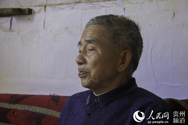 图为82岁的老支书黄大发。涂敏 摄
